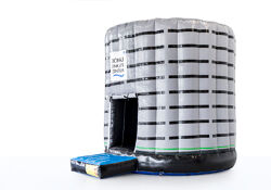 Donau Einkaufszentrum - springkussen rond gebouw